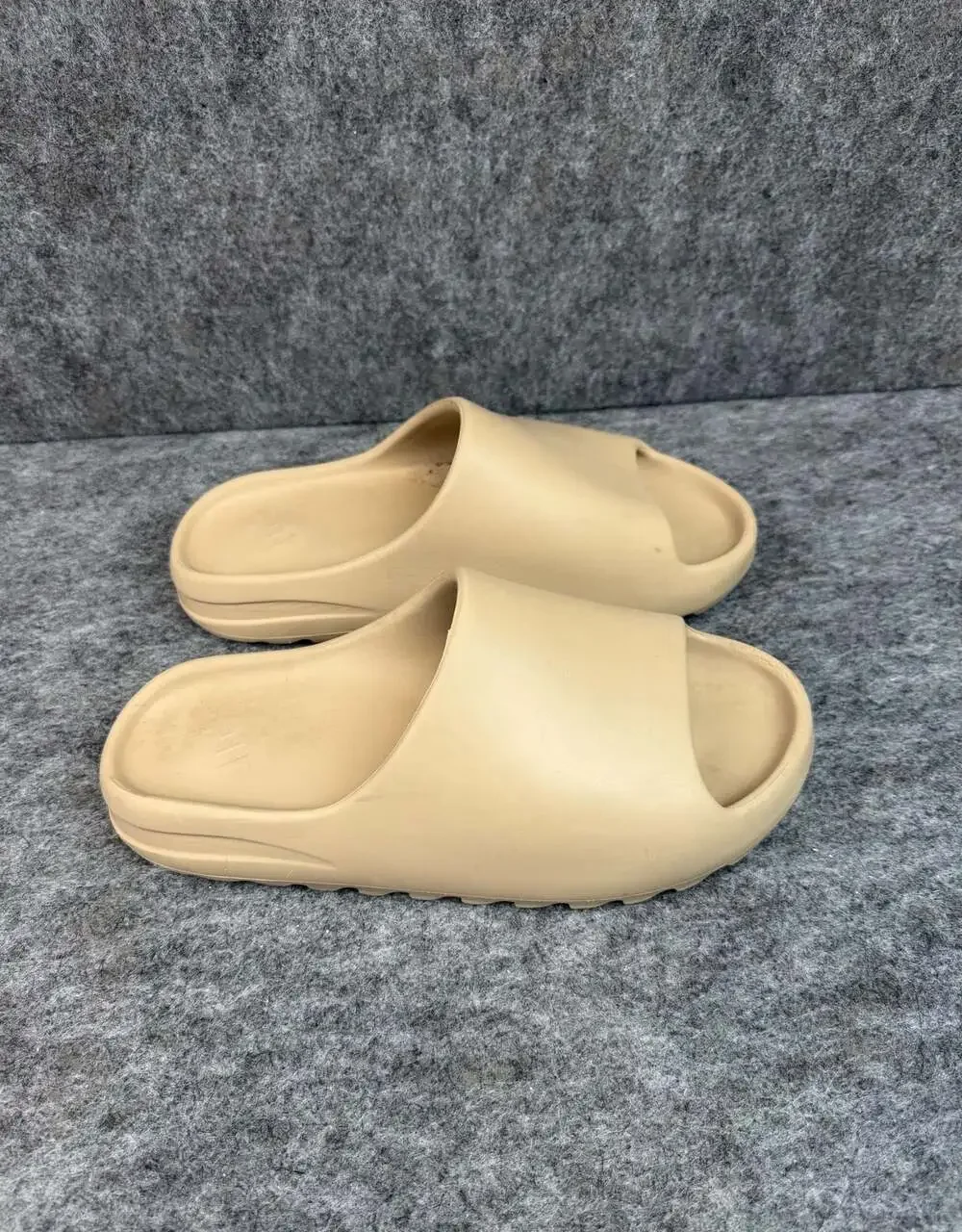 Adidas Yeezy Slide Desert Sand Size 11 US